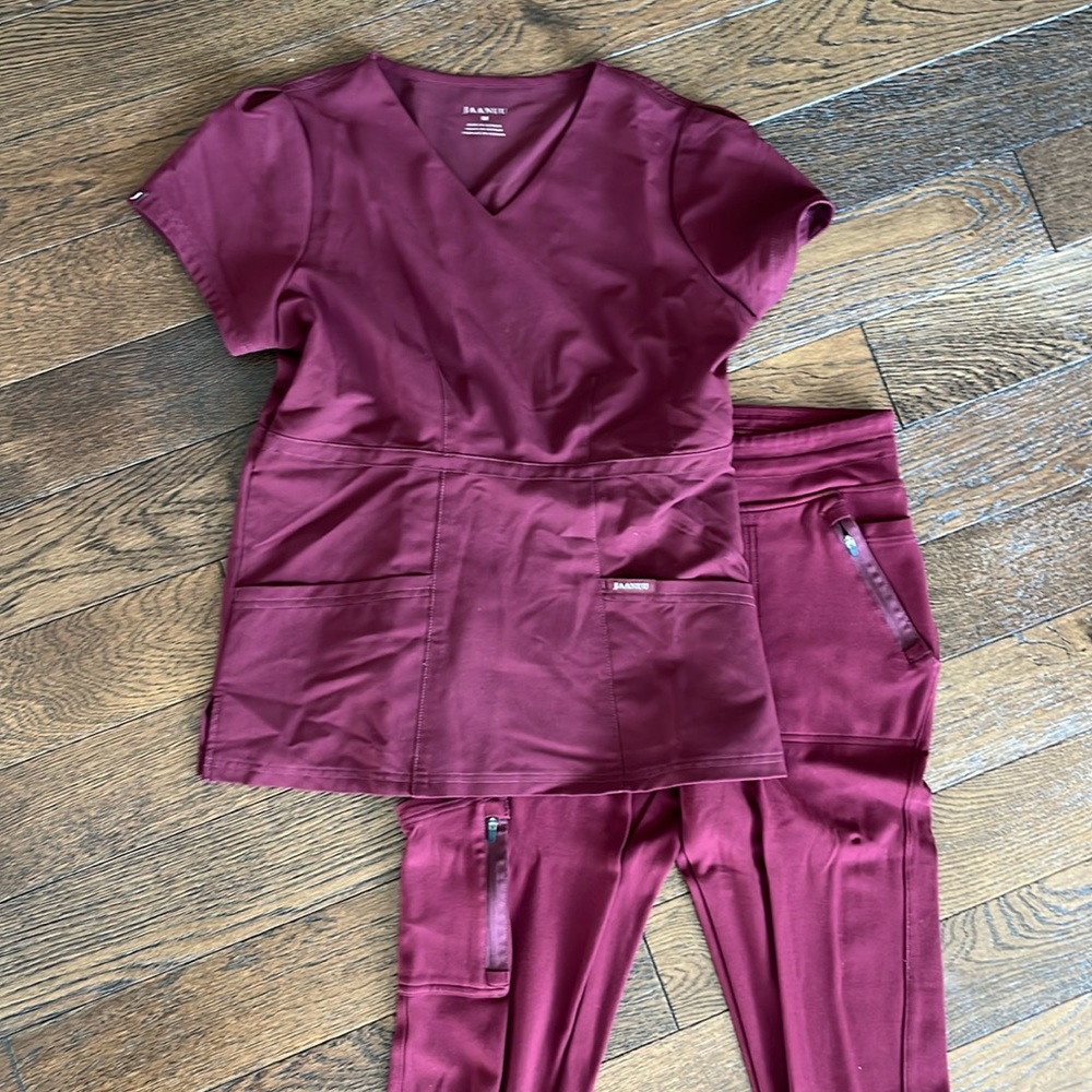 Jaanuu scrubs set in burgundy size M